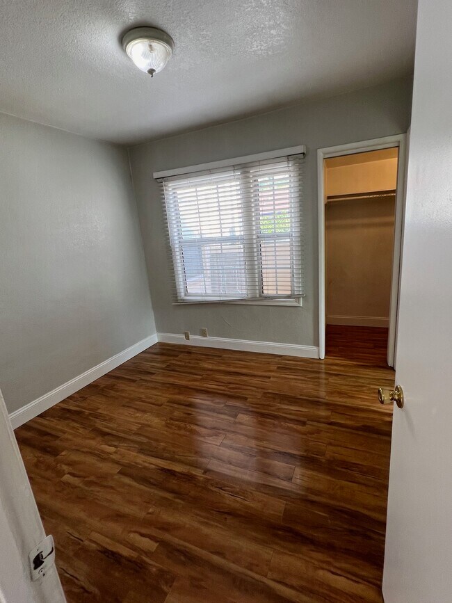 Building Photo - 706 Triana Pl