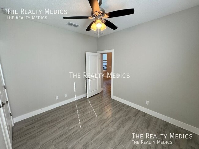 Building Photo - 304 Big Sioux Ln