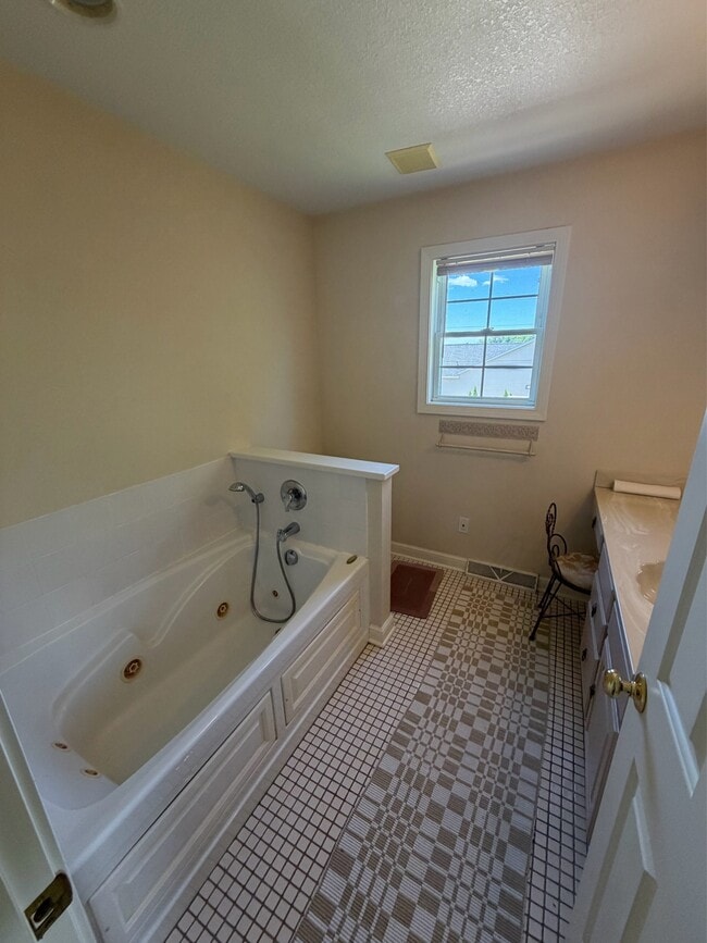 Building Photo - 233 S Bayshore Dr