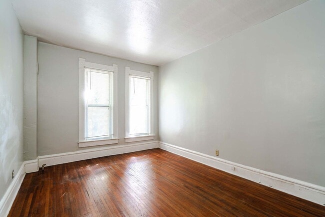 Building Photo - 246 1/2 W 5th Ave