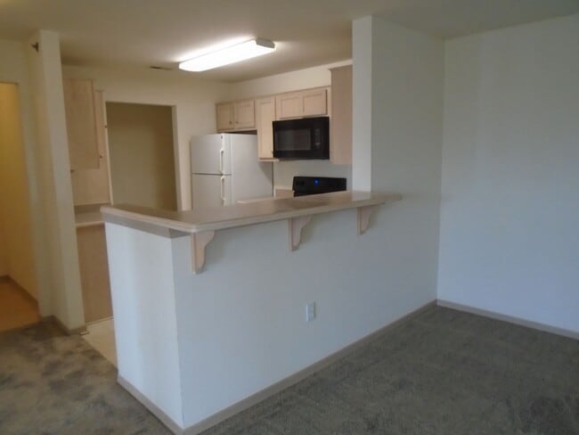 Building Photo - Spacious Apartment