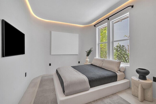 Building Photo - 120 NE 25th St