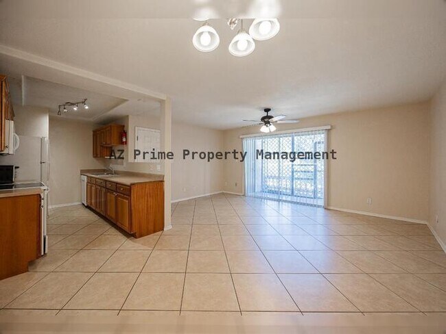 Building Photo - 2121 W Royal Palm Rd
