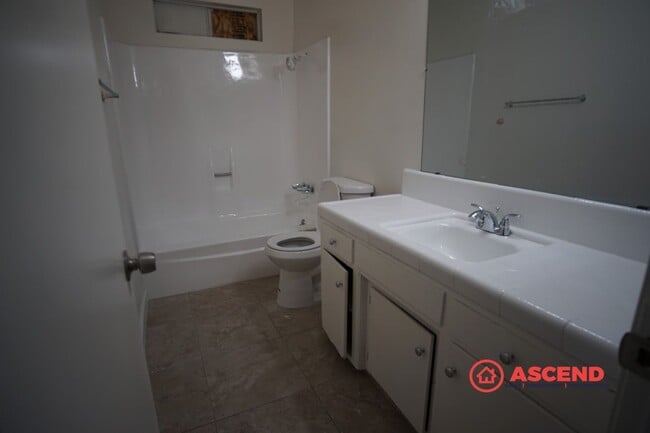 Building Photo - 209 E Warren Ave