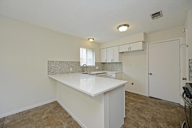 Building Photo - 6509 Skycrest Dr