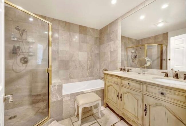 Master bathroom - 11952 Montana Ave