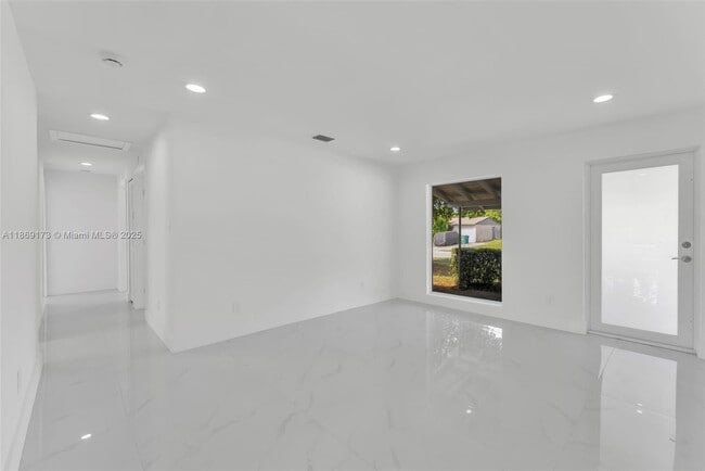 Building Photo - 1390 SW 50th Ave