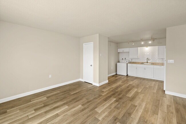 Building Photo - 404 Sunny Ln