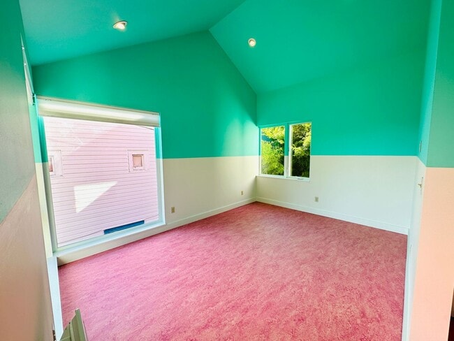 Building Photo - Beacon Hill - "Pretty in Pink" 2 Bedroom /...