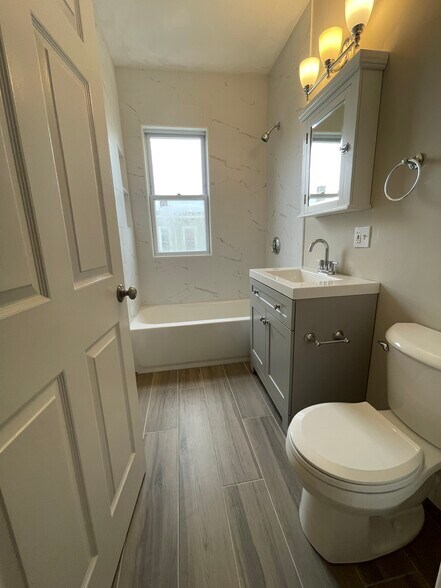 Building Photo - 27 Dix St