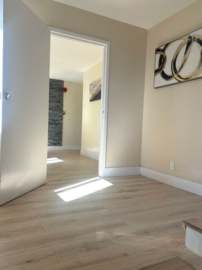 Building Photo - Stylishly Remodeled 2-Bedroom Gem in Redwood City