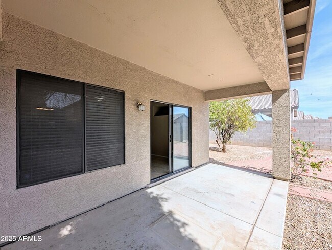 Building Photo - 8861 W Paradise Dr