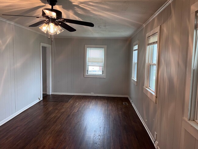 Building Photo - Cute 3 bedroom, 1 bath in Madison