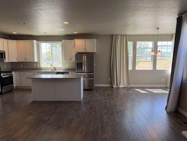 Building Photo - Beautiful 5-Bedroom Home in Lehi - Plenty of Storage!