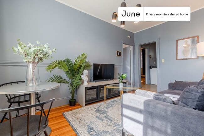 Building Photo - Private bedroom in 3 bed/1 bath Home