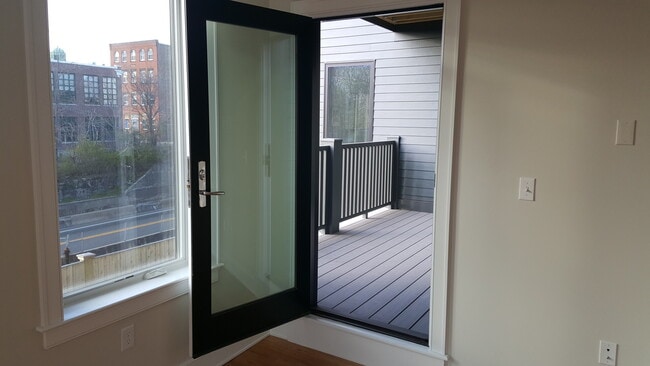Building Photo - Luxurious High End City-Side 2BR/2Bath wit...