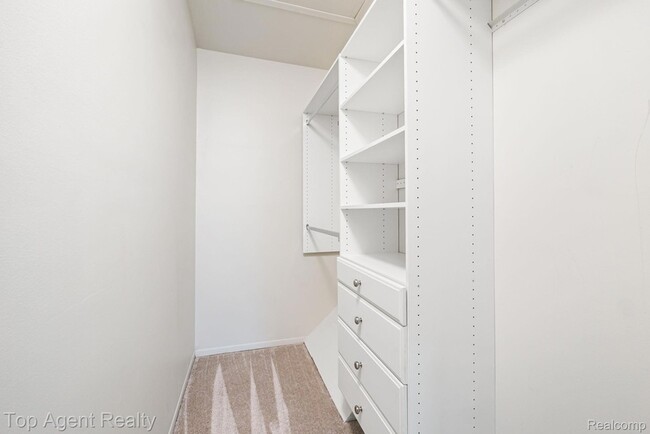 Building Photo - 38887 Country Cir