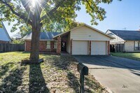 Building Photo - 3 Bed / 2 Bath in Broken Arrow!