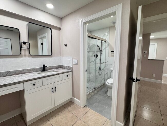 Building Photo - Fully Renovated Palm Harbor Home