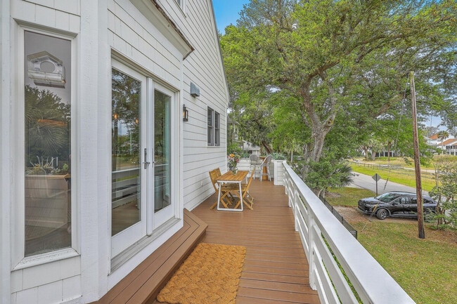 Building Photo - 1 Live Oak Dr