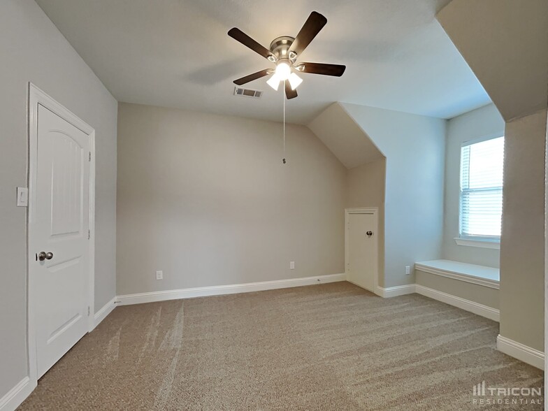 Building Photo - 11344 Live Oak Creek Dr