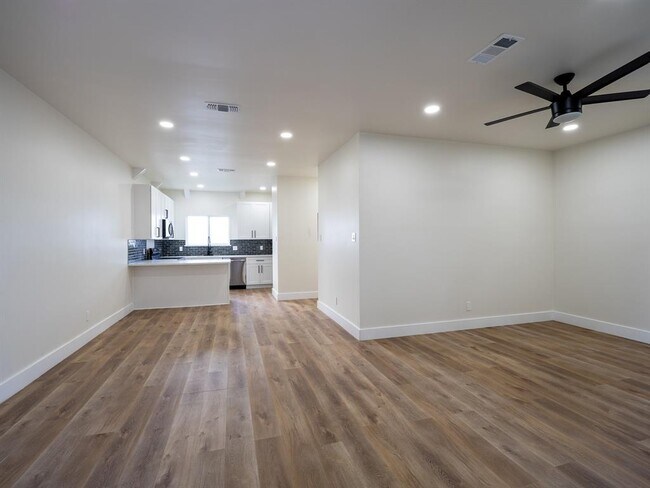 Building Photo - 210 Mockingbird Ln W