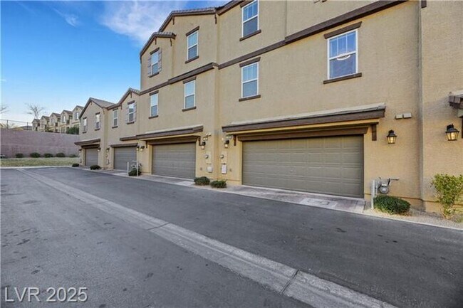Building Photo - Modern 4-Bed Townhouse in Henderson
