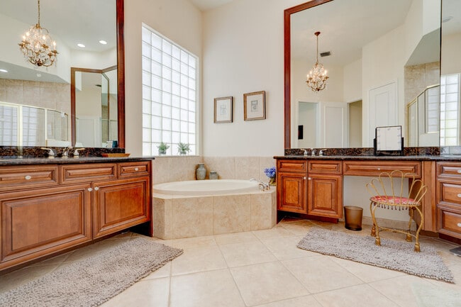 Building Photo - 119 Esperanza Way