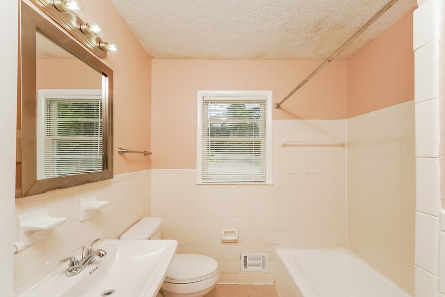 Building Photo - 417 19th Terrace NE