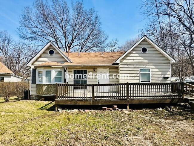 Building Photo - Updated 3 Bed, 2 Bath Ranch Home near Downtown Olathe!