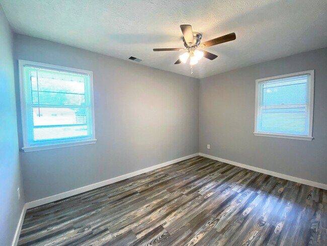 Building Photo - 9608 W Ridgewood Dr