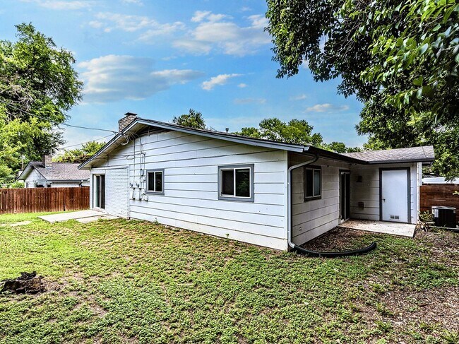 Building Photo - 2401 La Casa Dr