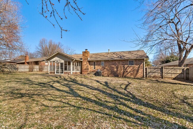 Building Photo - Beautiful Home in Springdale with Sunroom!