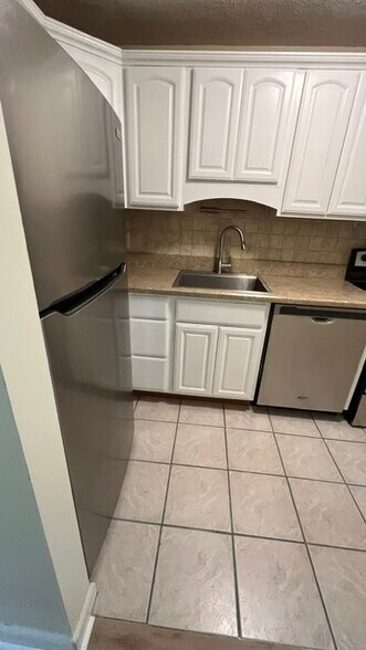 Kitchen - 40 Fountain Ln