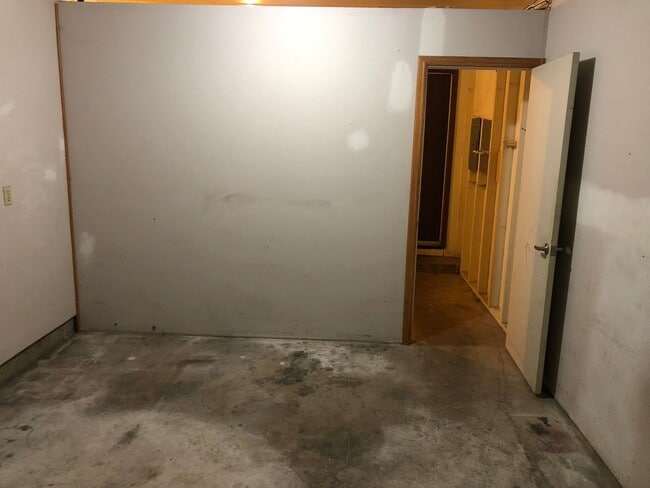 Building Photo - Great 2 bedroom 1 bathroom duplex in Springfield! MOVE IN SPECIAL!