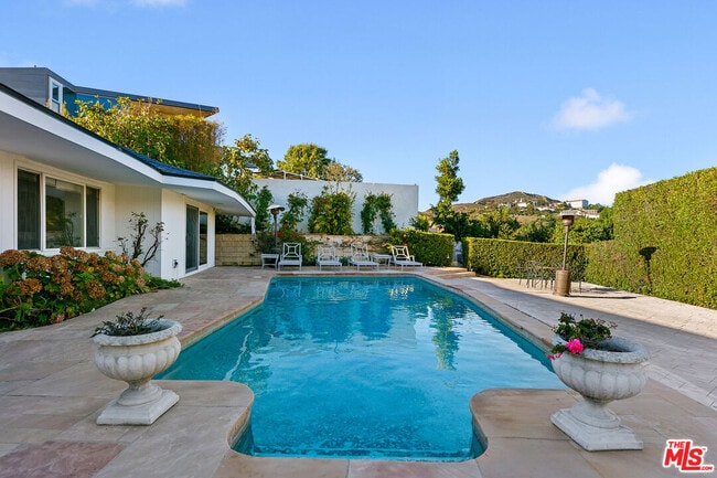 Building Photo - 826 N Tigertail Rd