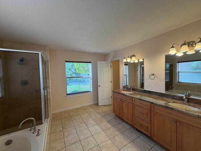 Building Photo - 6517 Glen Oak NE