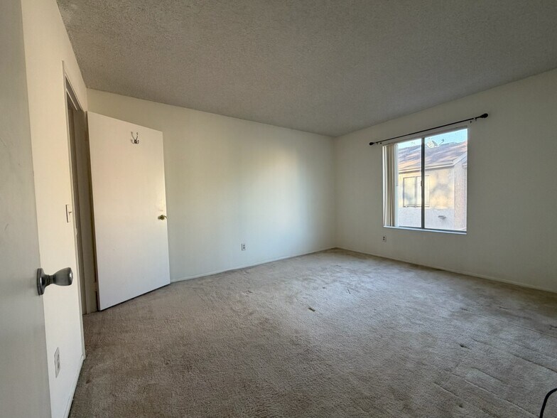Building Photo - 2339 Lillyvale Ave