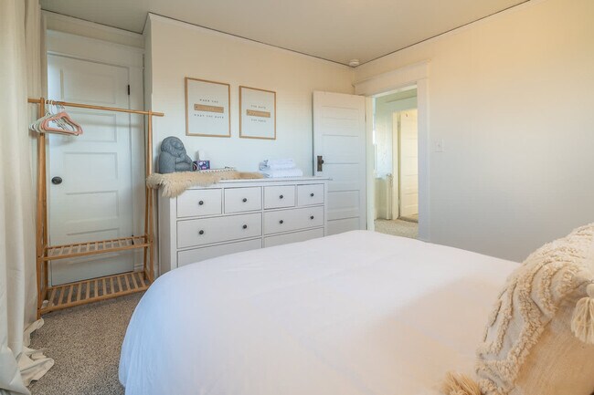 Building Photo - 116 4th Ave N