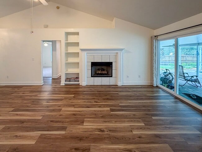 Building Photo - 4BR/2BA POOL home in NW Gainesville!