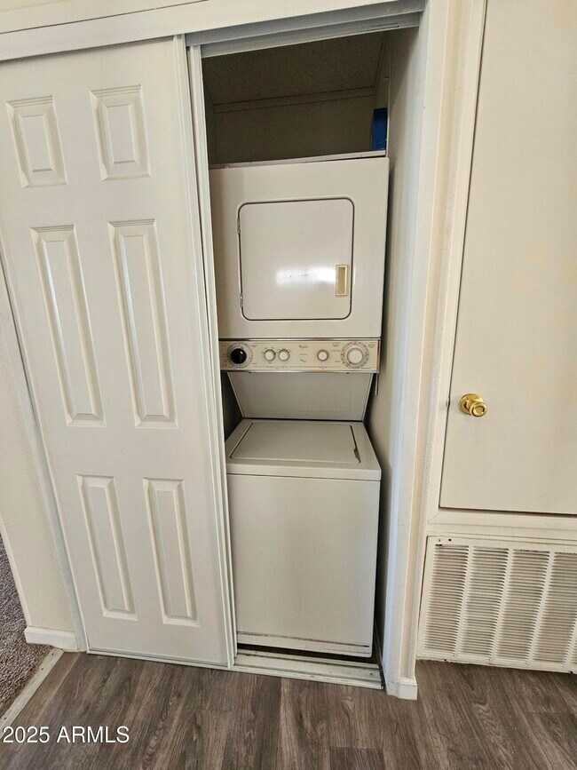 Building Photo - 6162 S Pinehurst Dr