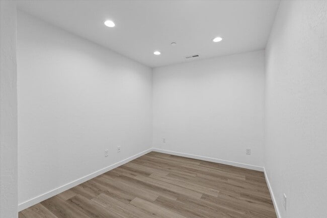 Building Photo - 2007 W 9th Ave