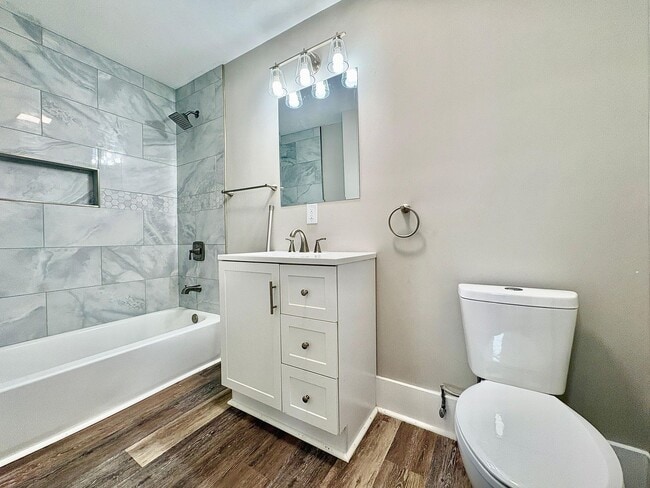 Building Photo - 822 W 4th St