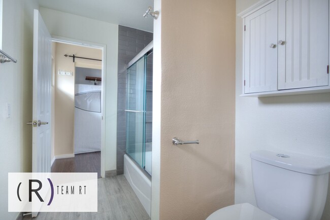 Building Photo - Limited-Time Offer for $2850! 2 bedroom an...