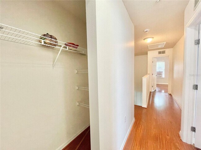Building Photo - Beautiful 3BR/2.5BA Corner Townhome in Hai...