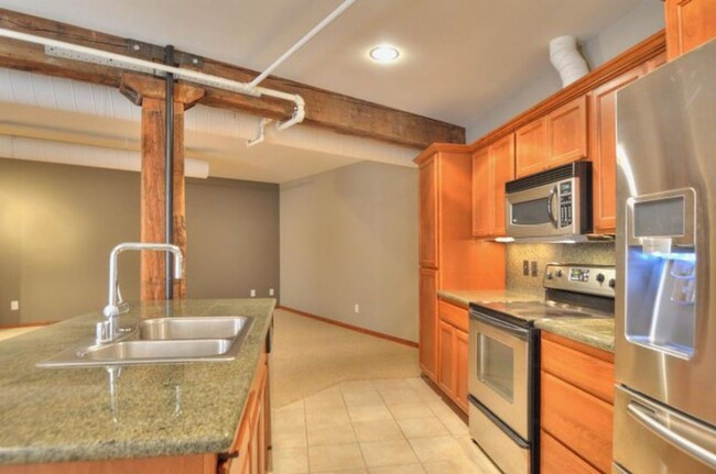 Building Photo - Beautiful Condo in the Heart of Downtown S...