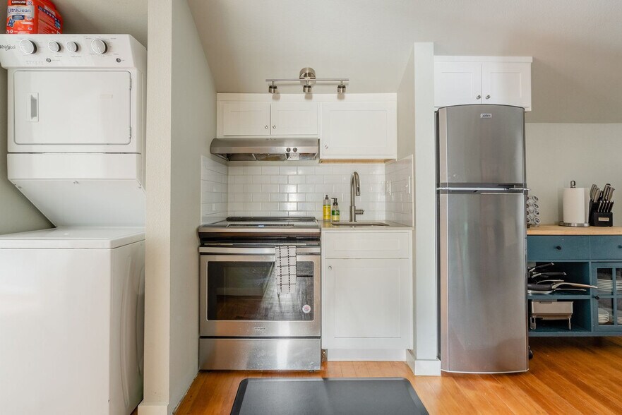 Building Photo - 3046 NE Glisan St
