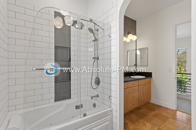 Building Photo - Amazing 2 Bedroom 1.5 Bath Townhome in the...