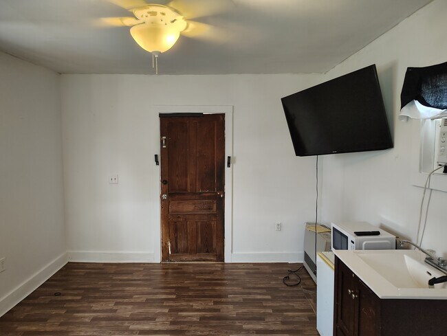 Building Photo - 398 Cook Rd