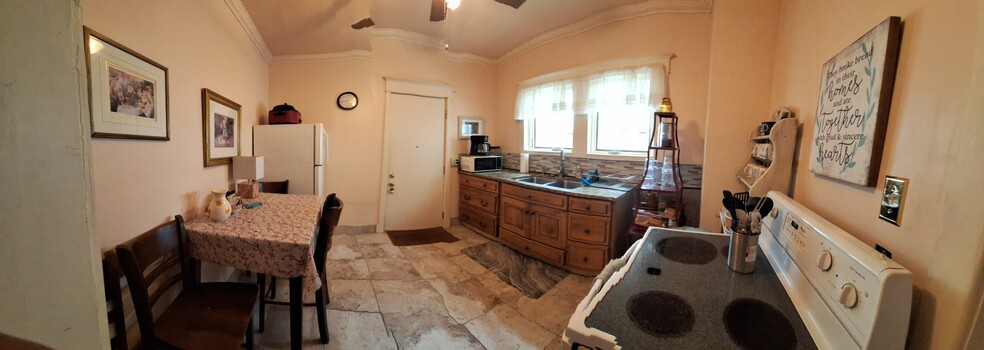 Kitchen fully furnished - 4420 Troost Ave